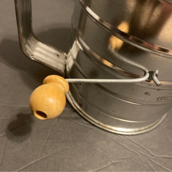 VTG stainless flour sifter 3 cup capacity unbranded wood handle kitchen decor - Picture 2 of 15